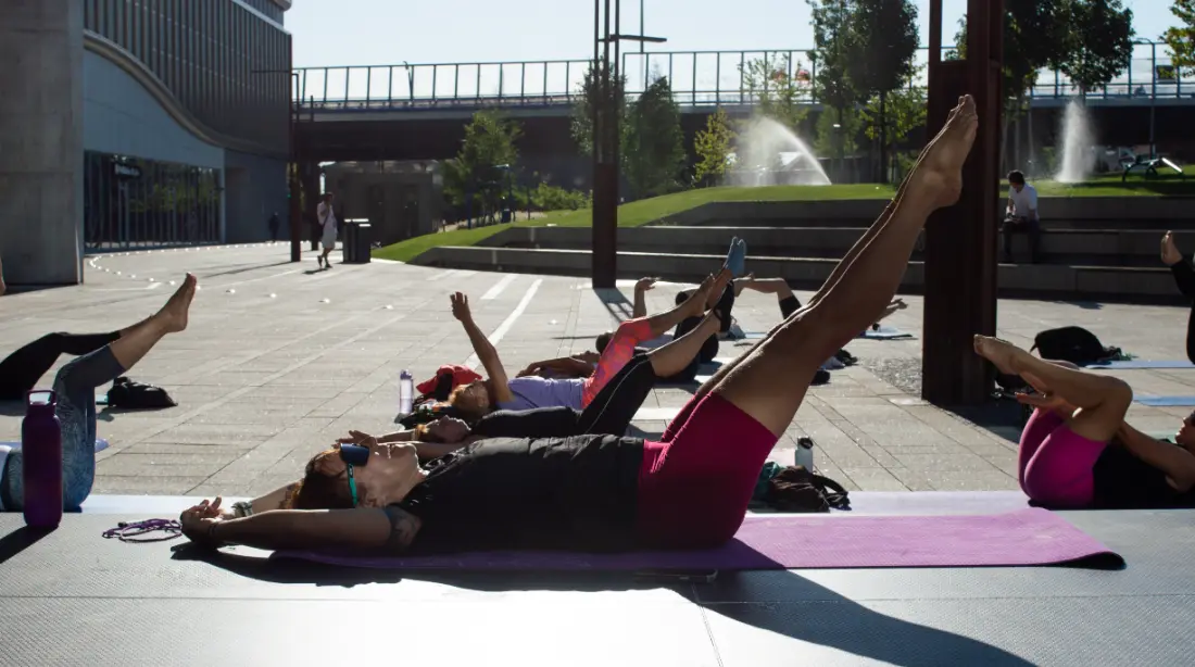 Pilates na podložkách na námestí pri Eurovea, v pozadí fontána